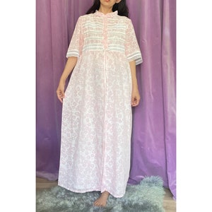 Süßes 1970er-1980er Jahre French House Dress Rosa Weiß Durchsichtiges Blumenmuster Nachthemd Blumenspitze Rüschen Baumwolle Kittelkleid Gr. L