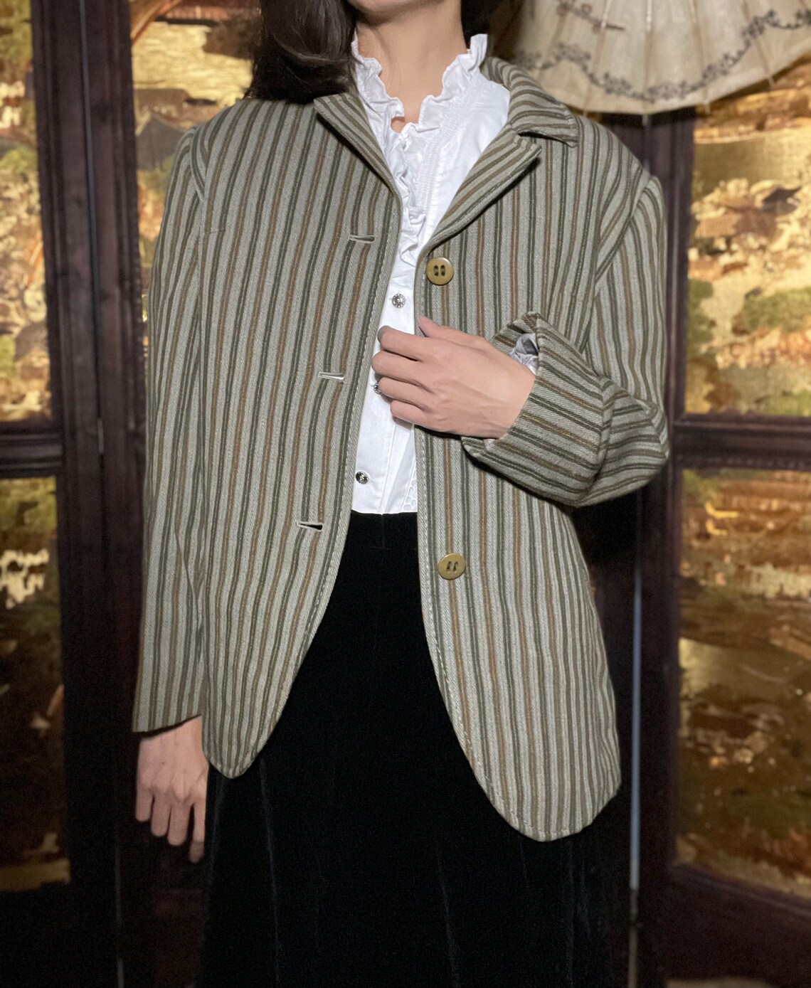1970s French Vintage Striped Blazer: Tailored Olive Green Jacket (M-L), foto 1 di 5