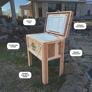 Pode incluir: Uma caixa de gelo de madeira com uma al&ccedil;a e abridor de garrafas de a&ccedil;o inoxid&aacute;vel. A caixa de gelo &eacute; feita de madeira de cedro e tem capacidade para 54 latas. Tem uma grava&ccedil;&atilde;o a laser personalizada que diz "Your Design Here".