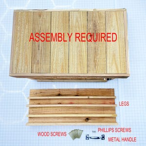 以下が含まれることがあります： 上部に「ASSEMBLY REQUIRED」と印刷された木製の箱。箱は分解されており、木製の脚4本、金属製の取っ手、木ネジ、プラスネジが含まれています。