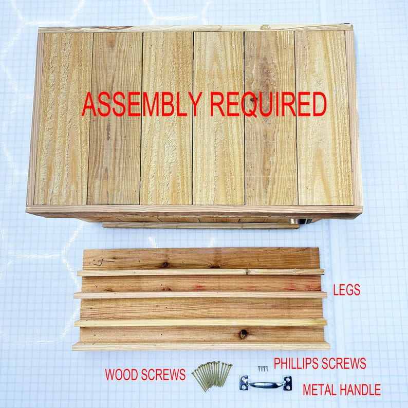 以下が含まれることがあります： 上部に「ASSEMBLY REQUIRED」と印刷された木製の箱。箱は分解されており、木製の脚4本、金属製の取っ手、木ネジ、プラスネジが含まれています。