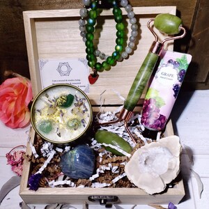 Pampering Spa Crystal Gift Set: Jade Roller, Labradorite Bracelet & Candle