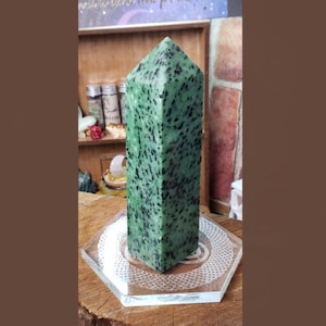 Torre di cristallo di zoisite verde da 14,5 cm: radicamento, abbondanza, gioia e guarigione emotiva.
