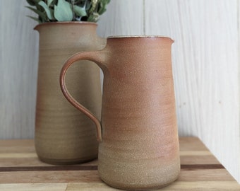 Pichet moyen en grès / vase en grès confortable / vase en argile nue / pichet en argile nue / pichet à boissons / pichet fait main / pichet en céramique