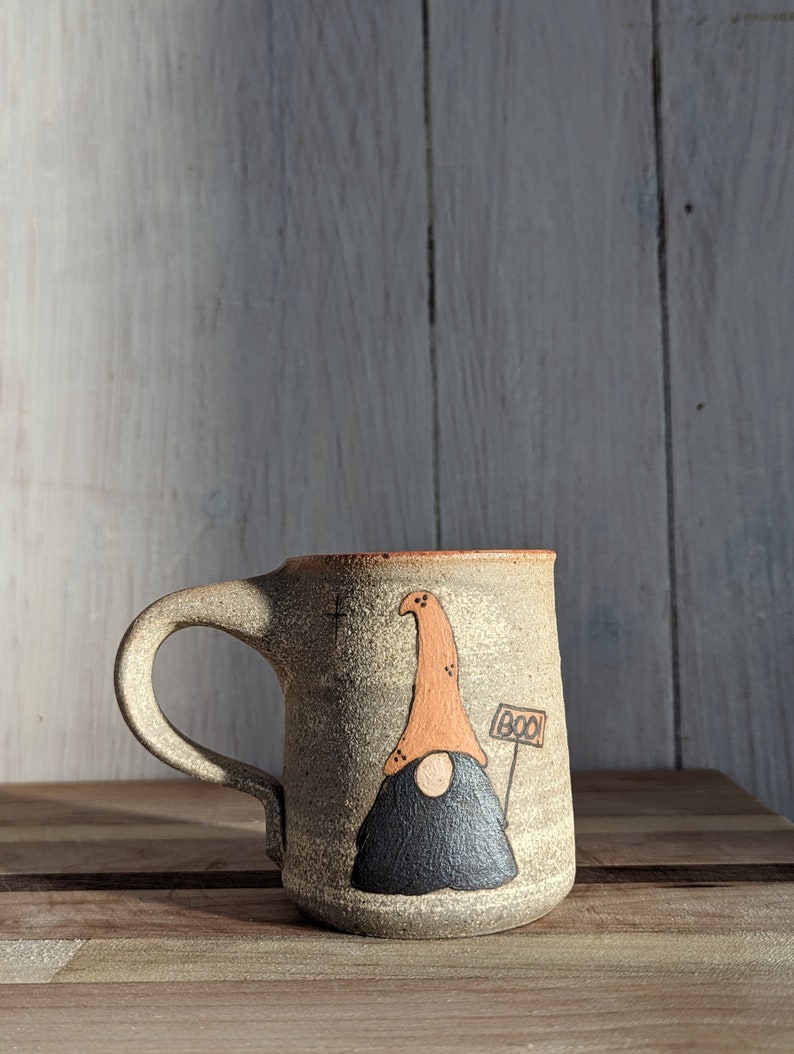 Tasse gnome d'Halloween / Tasse confortable en grès / Tasse en céramique peinte à la main / Tasse d'Halloween / Gnome effrayant / Mug saison effrayante / Cadeau de fête des mères image 5