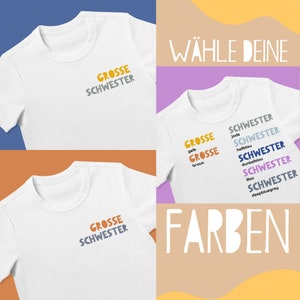 Könnte beinhalten: Drei weiße T-Shirts mit dem Text "GROSSE SCHWESTER" in verschiedenen Farben. Der Text ist in einer verspielten, abgerundeten Schriftart. Die Shirts werden vor einem bunten Hintergrund mit dem Text "WÄHLE DEINE FARBEN" in Weiß angezeigt.