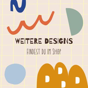 May include: A digital art design featuring abstract shapes in blue, orange, and green on a light beige grid background. The text "WEITERE DESIGNS" and "FINDEST DU IM SHOP" are displayed in a dark brown font.
