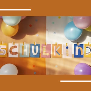 Könnte beinhalten: Ein farbenfrohes Banner mit dem Wort "SCHULKIND" in einzelnen Buchstaben geschrieben. Die Buchstaben sind mit verschiedenen Mustern und Farben verziert. Das Banner ist von Luftballons in verschiedenen Farben umgeben, darunter Gelb, Blau, Rosa und Hellblau.