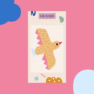 Könnte beinhalten: Eine farbenfrohe Illustration eines gelben Vogels im Flug, mit rosa Akzenten an den Flügeln und einem roten Schnabel. Der Text "BÜGELBILD" ist oben zu sehen. Das Design enthält abstrakte Formen auf einem rosa Hintergrund.