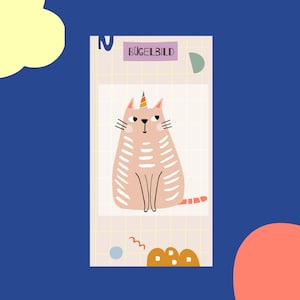 Könnte beinhalten: Eine skurrile Illustration einer Katze mit einem Einhornhorn, mit einem rosa Körper mit weißen Streifen und einem gestreiften Schwanz. Das Bild ist mit "BÜGELBILD" beschriftet und vor einem karierten Hintergrund mit abstrakten Formen.