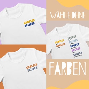 Könnte beinhalten: Drei weiße T-Shirts mit dem Text "Grosser Bruder" in verschiedenen Farben. Der Text ist in einer verspielten, abgerundeten Schriftart. Die Shirts werden auf einem bunten Hintergrund mit dem Text "Wähle Deine Farben" oben angezeigt.