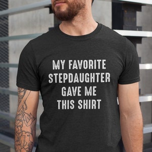 Regalo de padrastro, camisa divertida de padrastro, regalo de papá de bonificación, camiseta del Día del Padre, camiseta angustiada, mi hijastra favorita me dio esta camisa