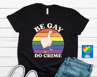 Camiseta de ganso con el lema "Be Gay Do Crime", atuendo del orgullo, camiseta queer, camiseta lesbiana, camiseta LGBT del juego del ganso, tiendas propiedad de queer, productos del orgullo LGBTQ