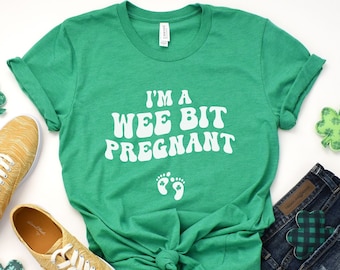 St Patricks Day Schwangerschaft Shirt, lustiges Schwangerschaftansage Tshirt, neue Mutter Geschenk, Shamrock Mutterschaft enthüllen Shirt, Baby kommt bald T-Shirt