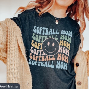 レトロなソフトボールママシャツ、スマイリーフェイスソフトボールシャツ、試合日ソフトボールTシャツ、かわいいソフトボールTシャツ、ソフトボールママライフTシャツ、お母さんへのギフト