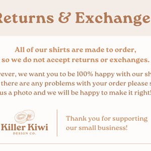 K&ouml;nnte beinhalten: Eine Textgrafik mit braunem Hintergrund und wei&szlig;em Text. Der Text lautet "Returns & Exchanges". Der Text setzt sich mit Informationen zu R&uuml;ckgaben und Umtausch fort. Die Grafik enth&auml;lt auch ein Logo f&uuml;r Killer Kiwi Design Co. mit einer Kiwi-Frucht-Illustration.