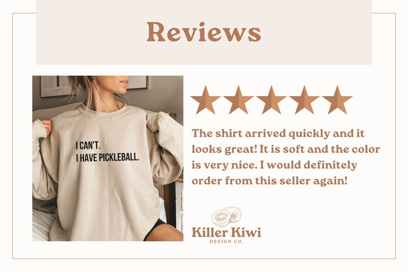 K&ouml;nnte beinhalten: Ein beiger Pullover mit dem Aufdruck "I CAN'T. I HAVE PICKLEBALL." auf der Vorderseite. Der Pullover wird von einer Person modelliert. Das Bild zeigt au&szlig;erdem eine F&uuml;nf-Sterne-Bewertung und eine Rezension, die lautet: "Das Shirt kam schnell an und sieht toll aus! Es ist weich und die Farbe ist sehr sch&ouml;n. Ich w&uuml;rde auf jeden Fall wieder bei diesem Verk&auml;ufer bestellen!" Die Rezension stammt von Killer Kiwi Design Co.