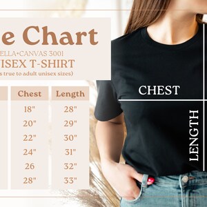 Pode incluir: Uma t-shirt unissexo preta com uma tabela de tamanhos. A tabela mostra as medidas do peito e do comprimento em cent&iacute;metros para os tamanhos S a 3XL. O texto na tabela diz "UNISEX T-SHIRT" e "BELLA+CANVAS 3001".
