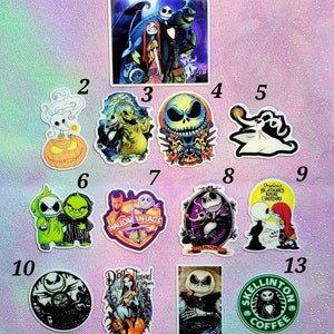 Könnte beinhalten: Dreizehn verschiedene Aufkleber mit Charakteren aus dem Film Nightmare Before Christmas. Die Aufkleber sind rund, quadratisch und rechteckig. Die Aufkleber zeigen Jack Skellington, Sally, Zero, Oogie Boogie und andere Charaktere aus dem Film. Die Aufkleber sind auf weißem Papier mit glänzendem Finish gedruckt.