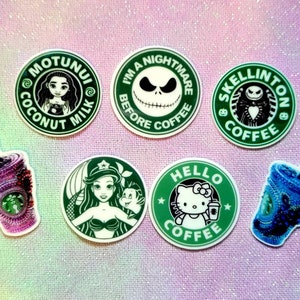 Puede incluir: Ocho pegatinas redondas verdes y blancas con varios personajes de dibujos animados y texto. El texto en las pegatinas incluye "Motunui Coconut Milk", "I'm a Nightmare Before Coffee", "Skellinton Coffee", "Hello Coffee" y "Ariel".