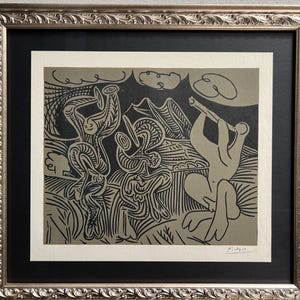 Könnte beinhalten: Ein gerahmter Druck mit einer schwarz-grauen abstrakten Illustration. Das Kunstwerk zeigt stilisierte Figuren und eine Landschaft mit Wolken und Bergen. Der Druck ist unten rechts signiert und in einem silberfarbenen, verzierten Rahmen gefasst.