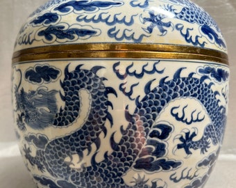 Chinese Large Blue and White Porcelain Ginger Jar and Cover 11&quot; T 10&quot; W