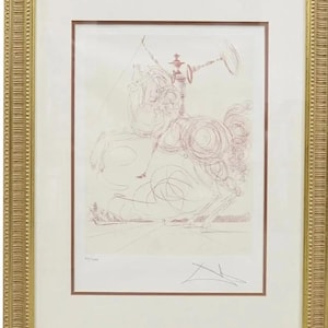 Könnte beinhalten: Gerahmter Druck mit einer surrealistischen Darstellung einer Figur auf einem Pferd, in Rot- und Brauntönen. Der Druck ist signiert und nummeriert, präsentiert in einem weißen Passepartout und einem goldfarbenen, verzierten Rahmen. Das Kunstwerk zeigt einen einzigartigen künstlerischen Stil.