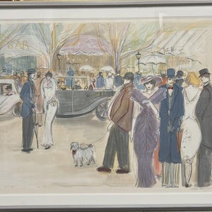 Könnte beinhalten: Ein gerahmter Aquarelldruck, der eine Pariser Straßenszene mit Figuren in Vintage-Kleidung darstellt. Das Kunstwerk zeigt eine Bar und ein Café, ein klassisches Auto und einen kleinen Hund an der Leine. Die Farbpalette umfasst gedämpfte Töne von Blau, Lila und Beige.