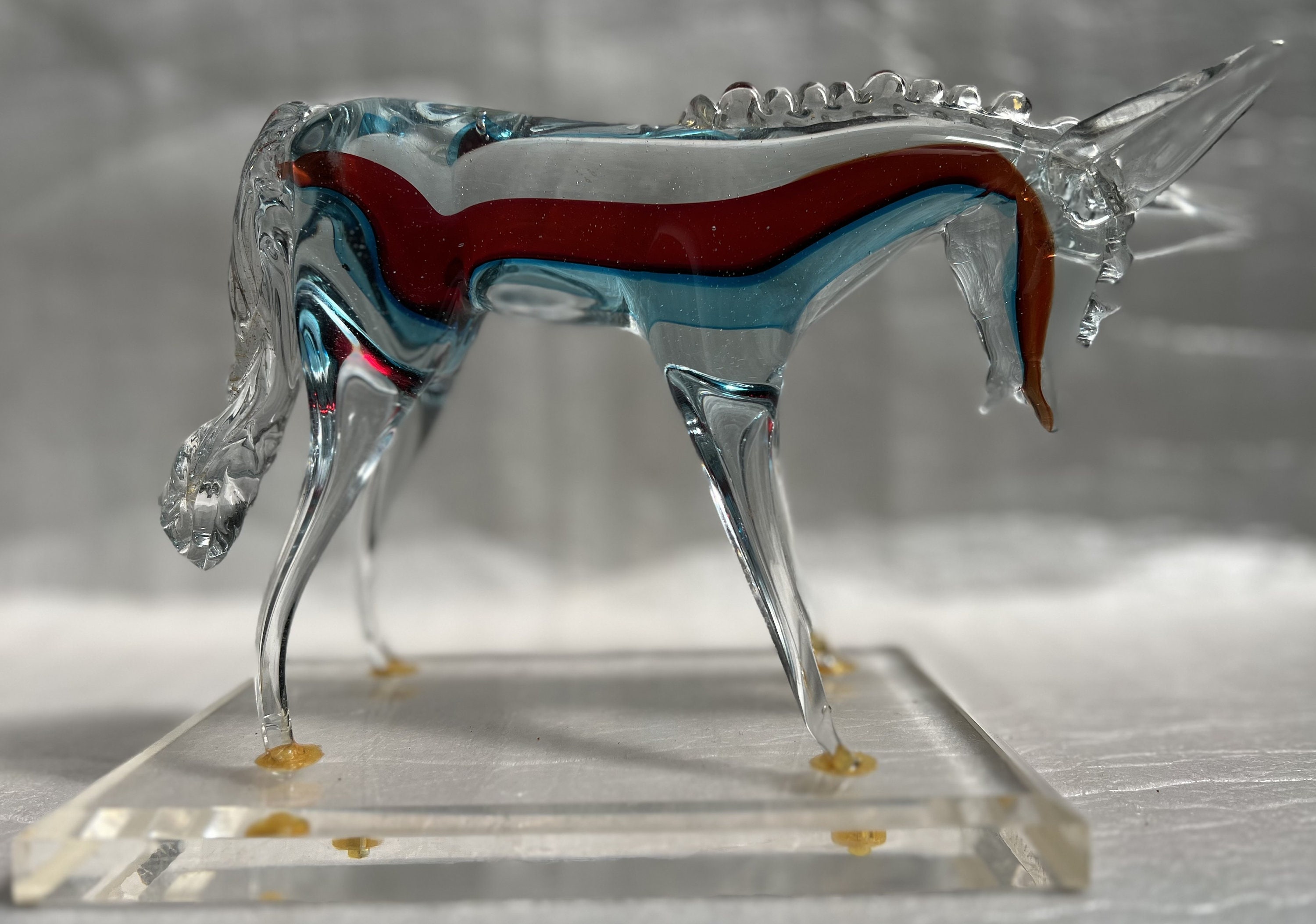 ムラーノ吹きガラスのお辞儀をする馬の彫刻 赤青と金のアベンチュリン