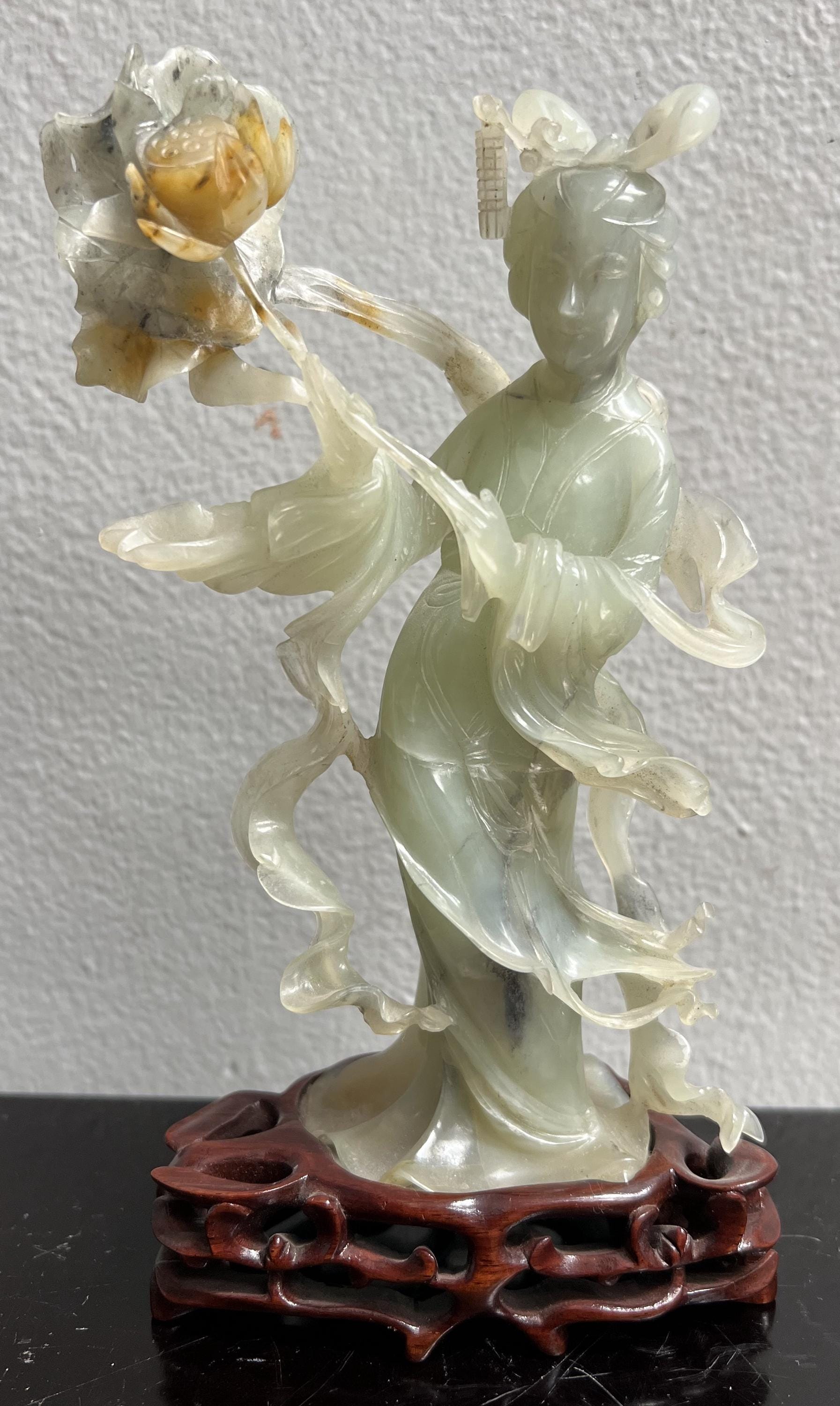 木製の台座の上に立つ、貴婦人または芸者の中国彫刻の翡翠像 - Etsy 日本