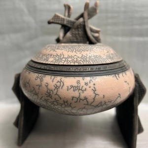 APC Pottery Fantastisk handgjord trädgård, täckt kruka med lock, mittstycke, signerad och daterad 1986