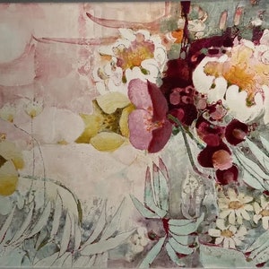 Pode incluir: Pintura abstrata em aquarela com um arranjo floral rosa, branco e amarelo com folhas verdes sobre um fundo rosa.