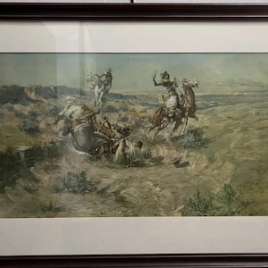 Könnte beinhalten: Ein Vintage-Druck, der eine dramatische Szene zeigt, in der ein Reiter von seinem Pferd stürzt, während ein anderer Reiter in der Ferne davon galoppiert. Die Szene spielt in einer staubigen, offenen Landschaft mit einem nebligen Himmel.