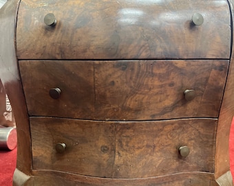 Vtg Miniatura Italiana Burl Madera de Olivo Francés Luis XV Estilo Bombe Cómoda Cofre
