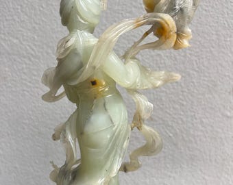 木製の台座の上に立つ、貴婦人または芸者の中国彫刻の翡翠像 - Etsy 日本
