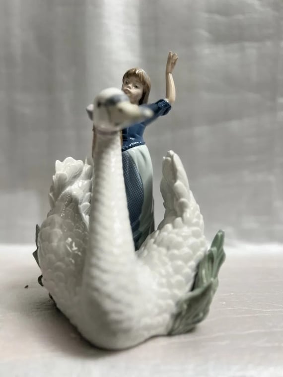 リヤドロ 磁器製置物「白鳥と王女」 #5705 高さ 9 インチ、幅 8 インチ 