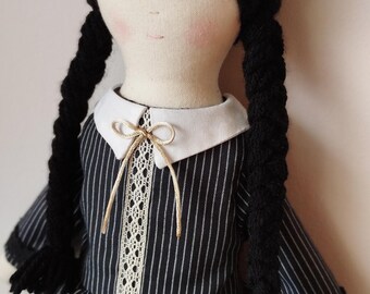 Op woensdag geïnspireerde pop, stoffen knuffel, handgemaakte vintage erfstukpop, verwijderbare donkerzwarte kleding, jurk, vlechten, Addams-familiemeisje