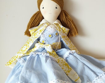 Bambola di stoffa fatta a mano, bambola morbida, bambola di pezza con vestiti, peluche con cui giocare, bambola vintage, idea regalo per bambina, bambina nata, da collezione.