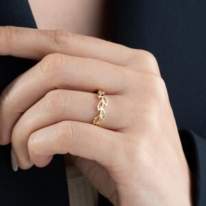 Sierlijke olijftakband, 14K massief bladgoudring, echt gouden natuurring, delicate bladpatroonband, stapelring