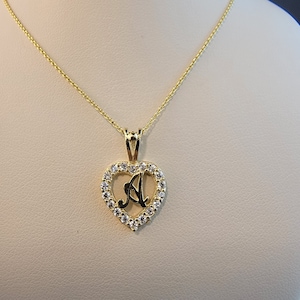 Colar com inicial de coração e corrente de ouro, pingente de coração sólido, letra pequena personalizada de 10K, presente de Dia dos Namorados.