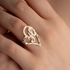 10K Gold Anfangsherzring, personalisierter Herzformbuchstabe Ring, Echtgold benutzerdefinierter Ring, zierlicher Goldring, Geschenk für sie, Muttertagsgeschenk