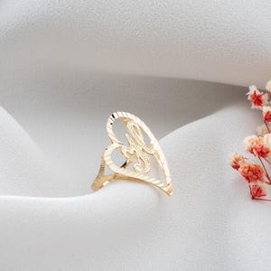 Anfangsherzring 10K, kundenspezifischer Herzform-Buchstabe-Goldring, reales Gold kundenspezifischer Ring, zierlicher Ring, Geschenk für sie, Muttertagsgeschenk