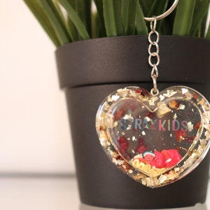 Kpop holographic keyring: EXO, Stray Kids, Ateez, MonstaX, Red Velvet, BlackPink, Twice, NCT, Seventeen, SuperM