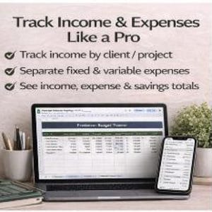 Op de afbeelding: Een laptop en smartphone met een spreadsheet, met de tekst "Track Income & Expenses Like a Pro". De afbeelding bevat een pennenhouder met pennen, een notitieboek en een kleine plant.