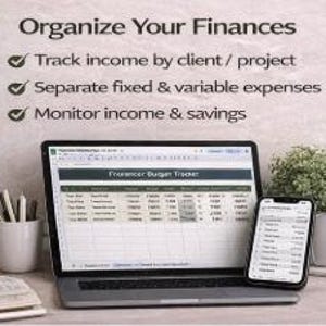 Op de afbeelding: Een laptop en smartphone met een spreadsheet, met de tekst "Organiseer uw financi&euml;n". De afbeelding bevat een potloodhouder, een kleine plant in een pot en de tekst: "Volg inkomsten per klant/project", "Scheid vaste en variabele uitgaven" en "Monitor inkomsten en besparingen."