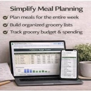 Op de afbeelding: Een laptop en smartphone met informatie over maaltijdplanning. Het laptopscherm toont een spreadsheet met grafieken, terwijl de telefoon een lijst weergeeft. Tekst: Simplify Meal Planning, Plan meals for the entire week, Build organized grocery lists, Track grocery budget & spending.