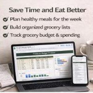 Op de afbeelding: Een laptop en smartphone tonen een spreadsheet met gegevens en grafieken. De tekst "Save Time and Eat Better" staat bovenaan, met opsommingstekens: "Plan gezonde maaltijden voor de week", "Maak georganiseerde boodschappenlijsten" en "Volg het budget en de uitgaven voor boodschappen."