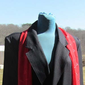 women&#39;s pin striped vintage suit med