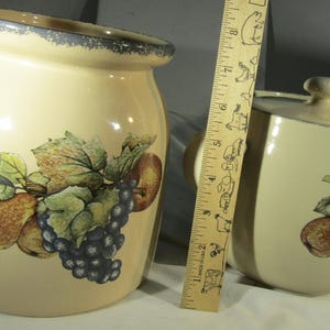 Vintage waterkan, koekjespot en lepelhouder met stenen bloemenprint voor huis en tuin.