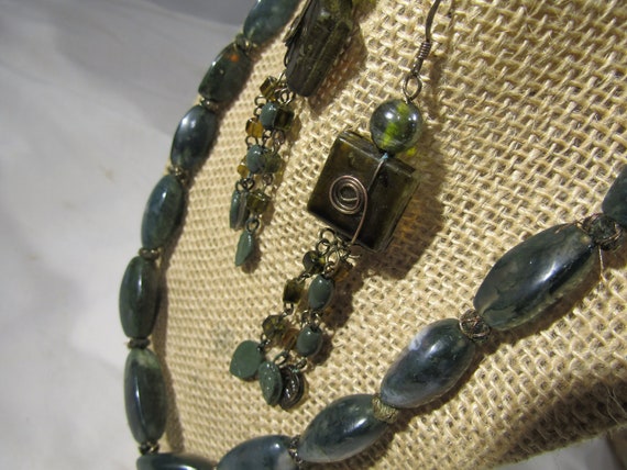 vintage green stone necklace and dangle earrings - image 1